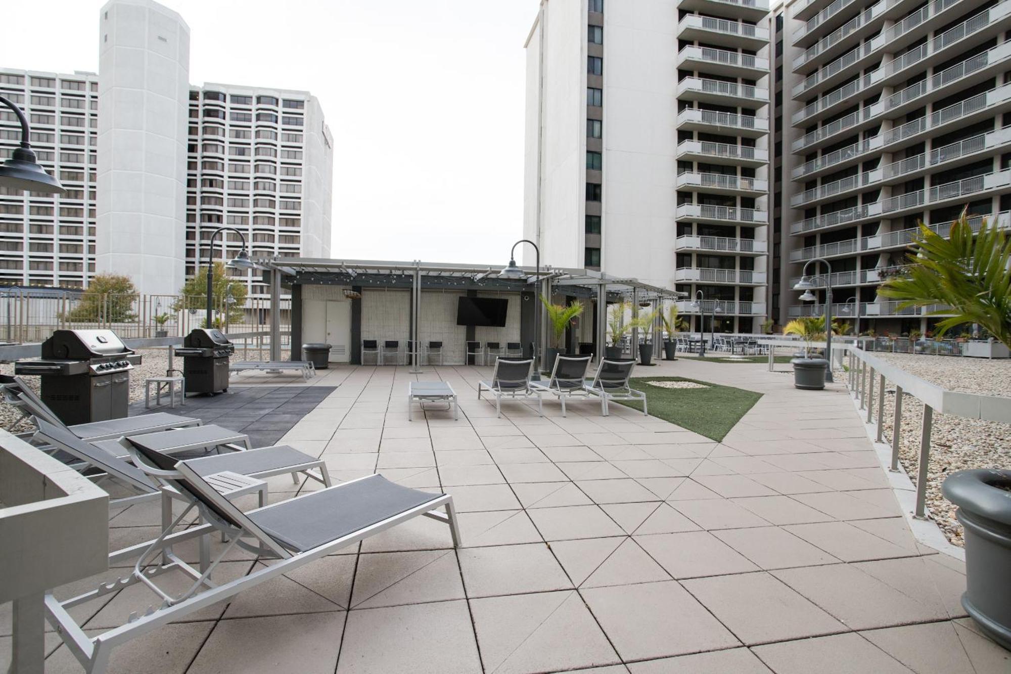 Stay With Style In This Apartment At Crystal City Arlington Exterior photo