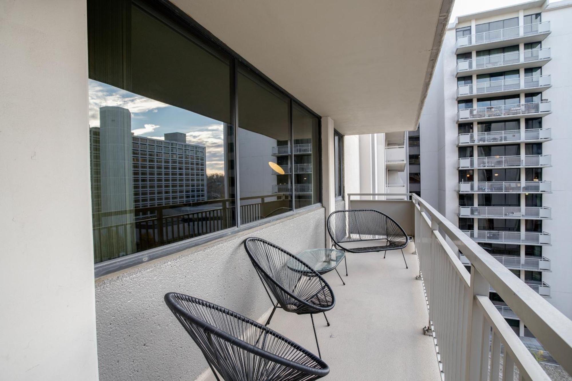 Stay With Style In This Apartment At Crystal City Arlington Exterior photo